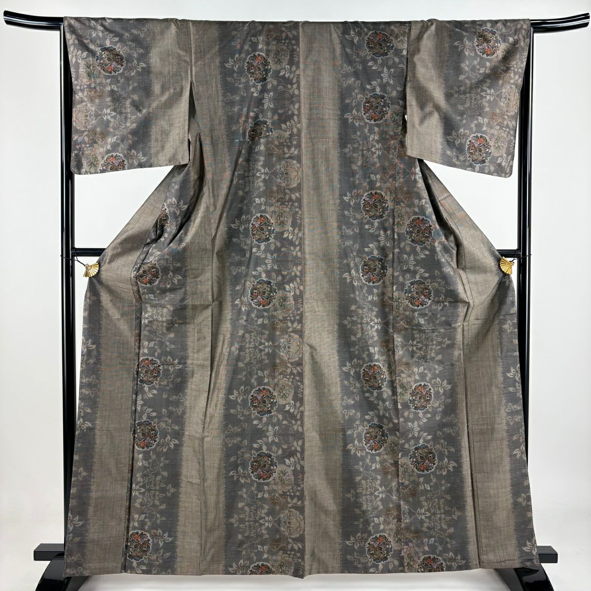 美品】 紬 身丈163cm 裄丈67cm M 袷 椿 灰茶 正絹 秀品｜中古・古着