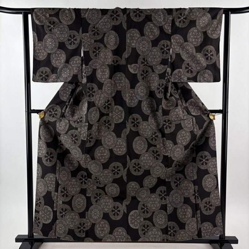 未使用美品 大島紬 黒地瓢箪飛び柄 丈162 裄68.5 ゆったりめ 美品】 大島紬 身丈160cm 裄丈62cm S 袷 純泥染 証紙あり 源氏車 焦