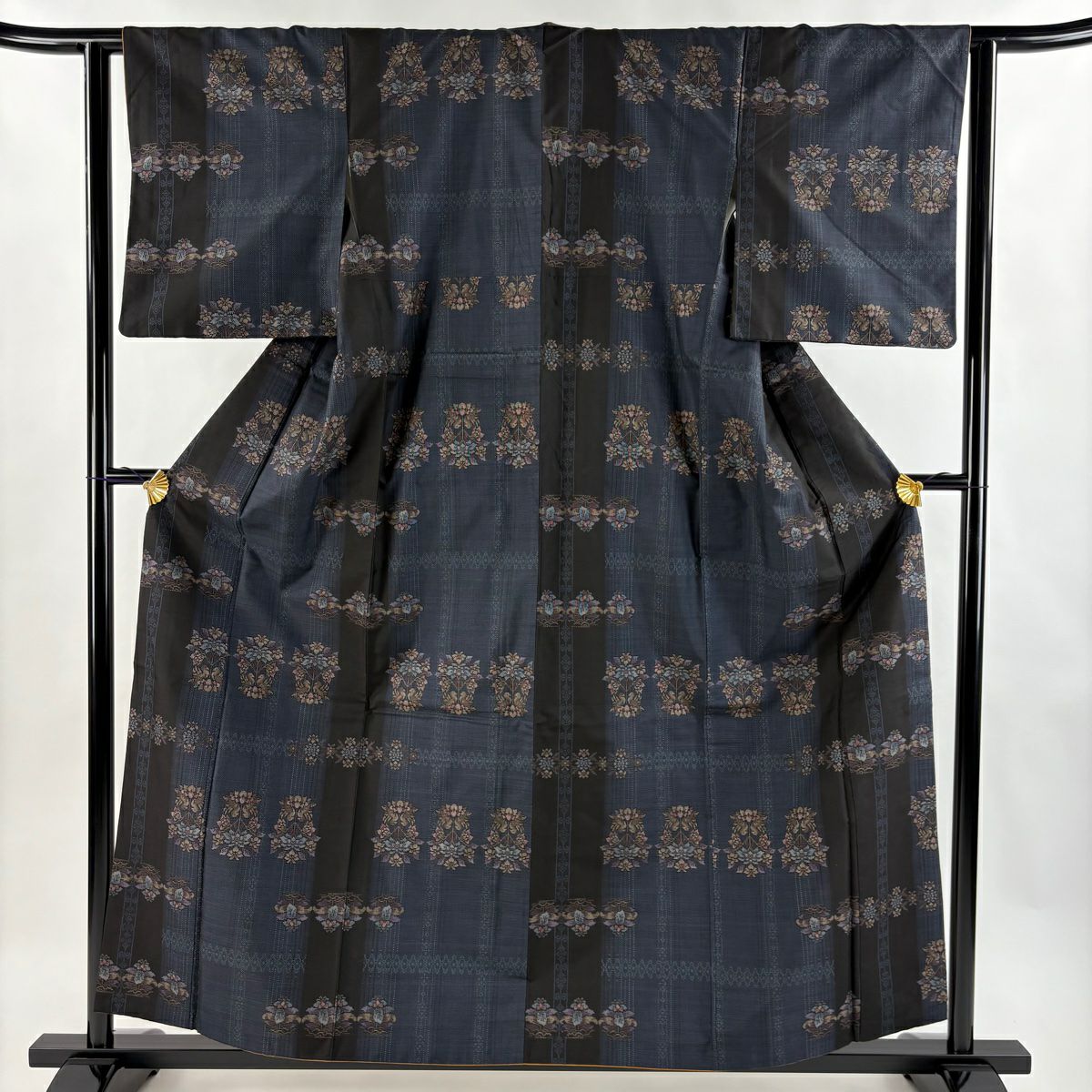 反物 逸品 大島紬 都喜ヱ門 証紙有 草花 人物 ベージュ 正絹 中古