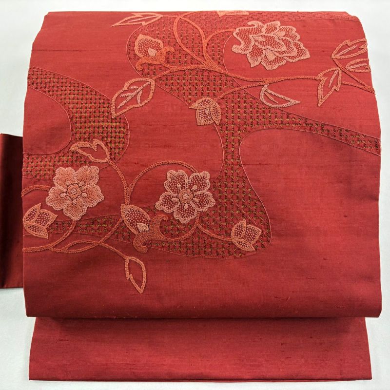 名古屋帯 秀品 紬地 草花 霞 汕頭刺繍 相良刺繍 赤 正絹｜中古・古着
