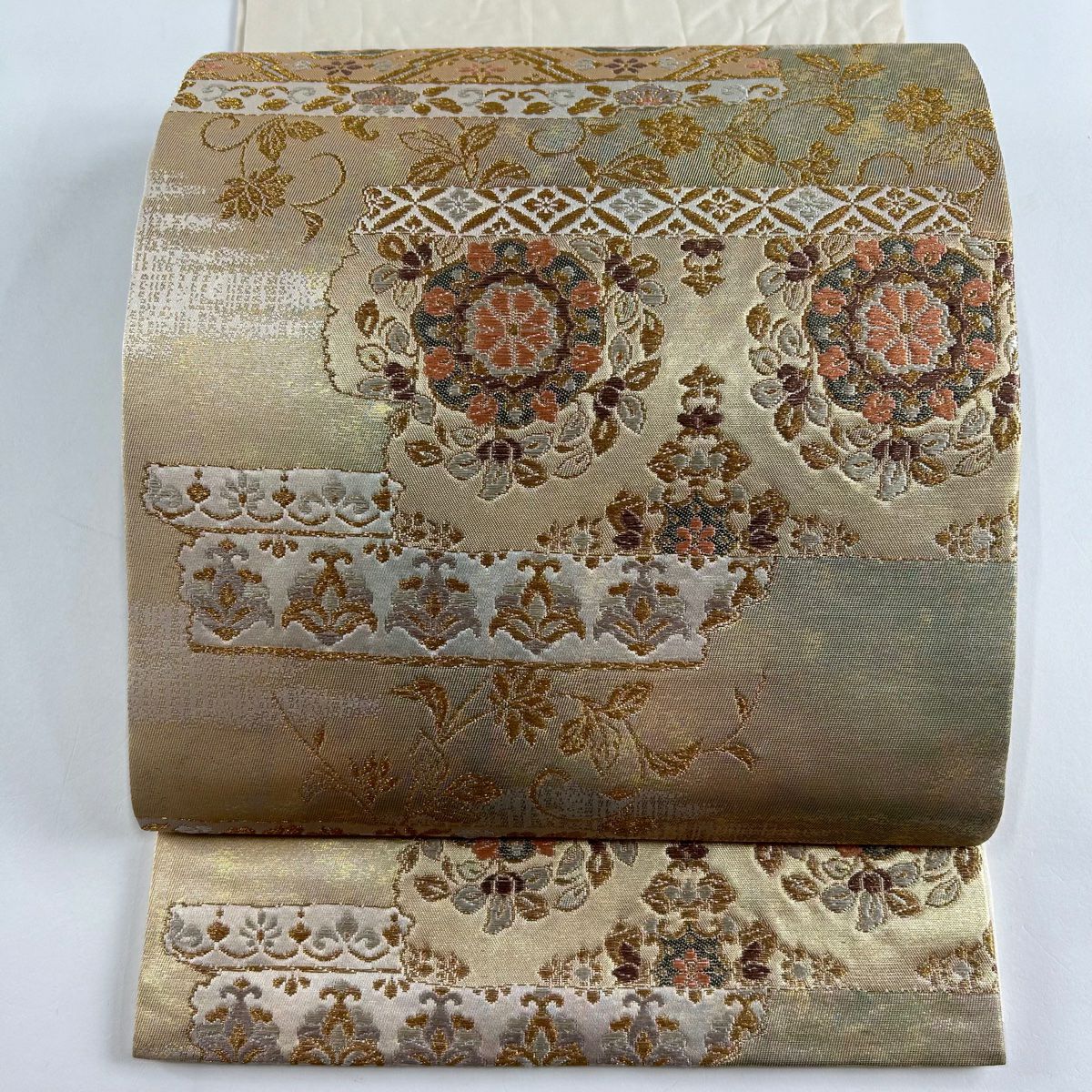 名古屋帯 美品 秀品 関西仕立て 草花 縞 箔 唐織 茶紫 正絹 名古屋帯 美品 秀品 関西仕立て 草花 縞 箔 唐織 茶紫 正絹