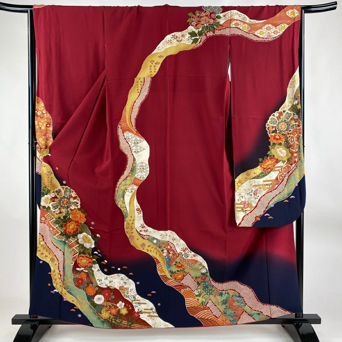正絹振袖5 Mサイズ⭐︎2/28までに出品 振袖 身丈167.5cm 裄丈65cm M 袷 桜 蝶 金彩 金糸 赤 正絹 秀品