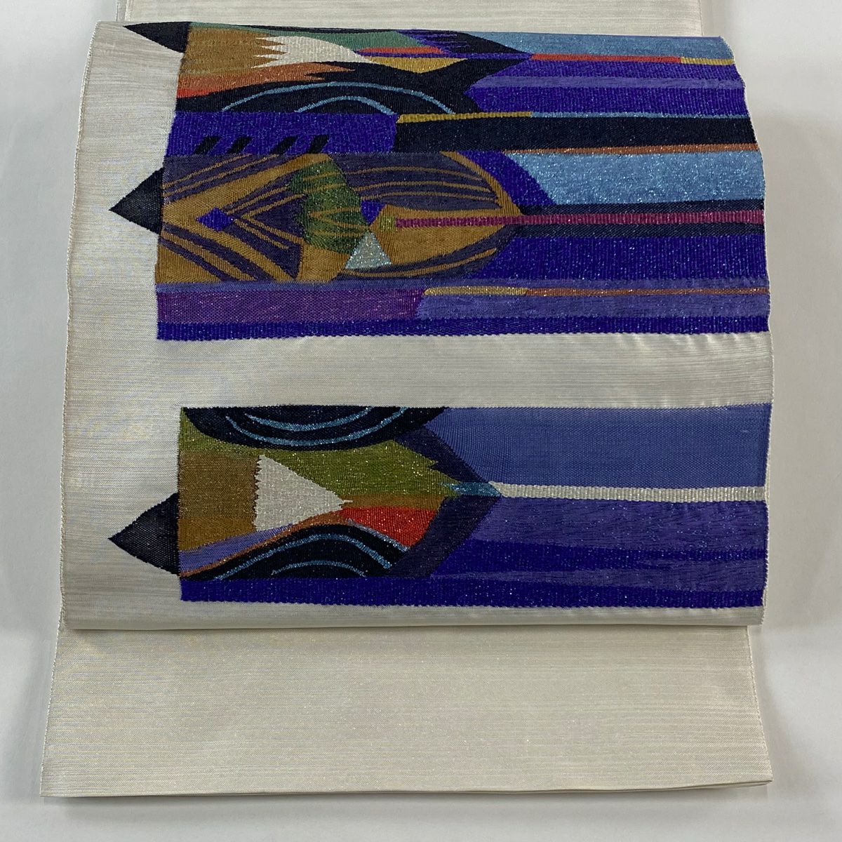 美品】 名古屋帯 名品 幾何学模様 段縞模様 金糸 箔 クリーム 正絹