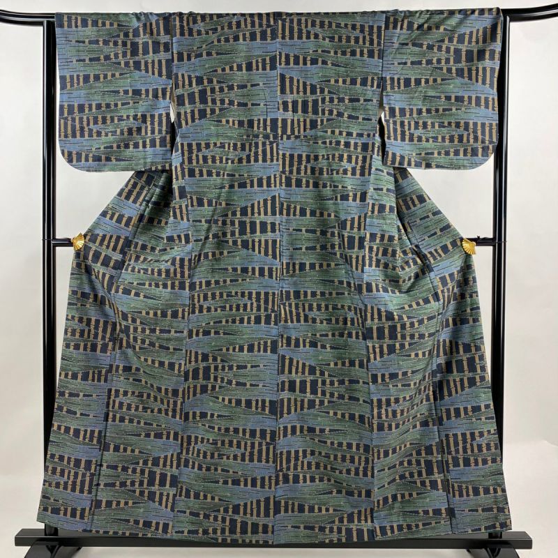 紬 身丈161.5cm 裄丈67cm M 袷 波 葉柄 灰紫 正絹 名品 【中古