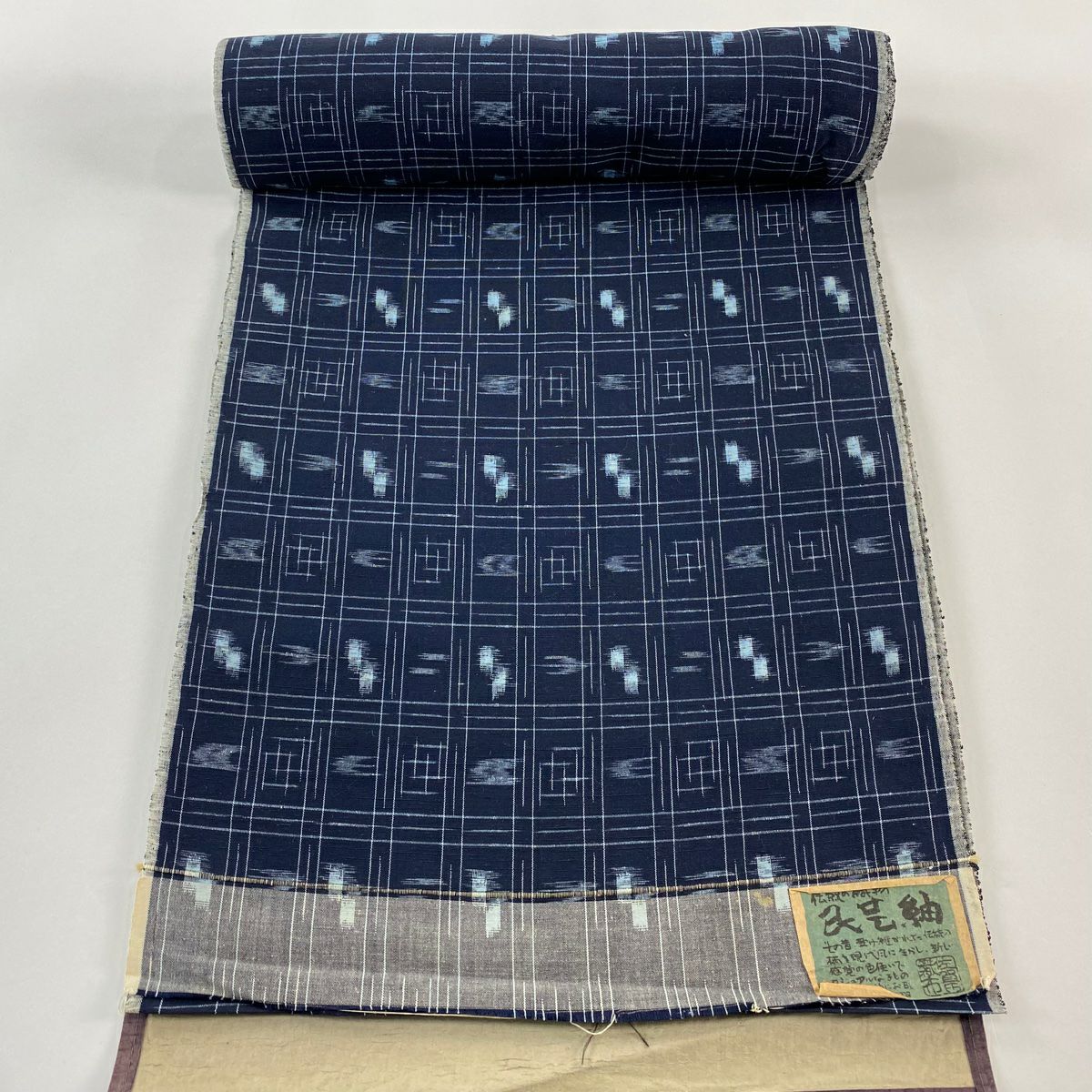 着物反物　紬　紺色 燕　正絹 新品 反物 秀品 紬 燕 格子 紺色 正絹 ｜中古・古着・リサイクル着物通販