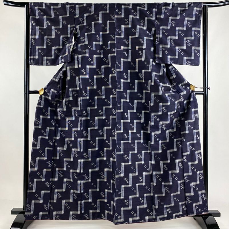 紬 身丈162cm 裄丈64.5cm M 袷 燕 幾何学模様 紺色 正絹 秀品