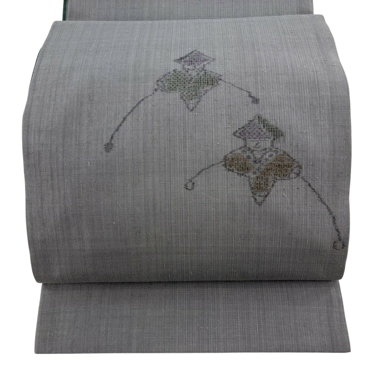 結城紬　名古屋帯　 未使用品　証紙あり黒地 松の木と寺院デザイン 本場結城紬 正絹 八寸名古屋帯 真綿手紬糸 唐草 黒×濃灰色