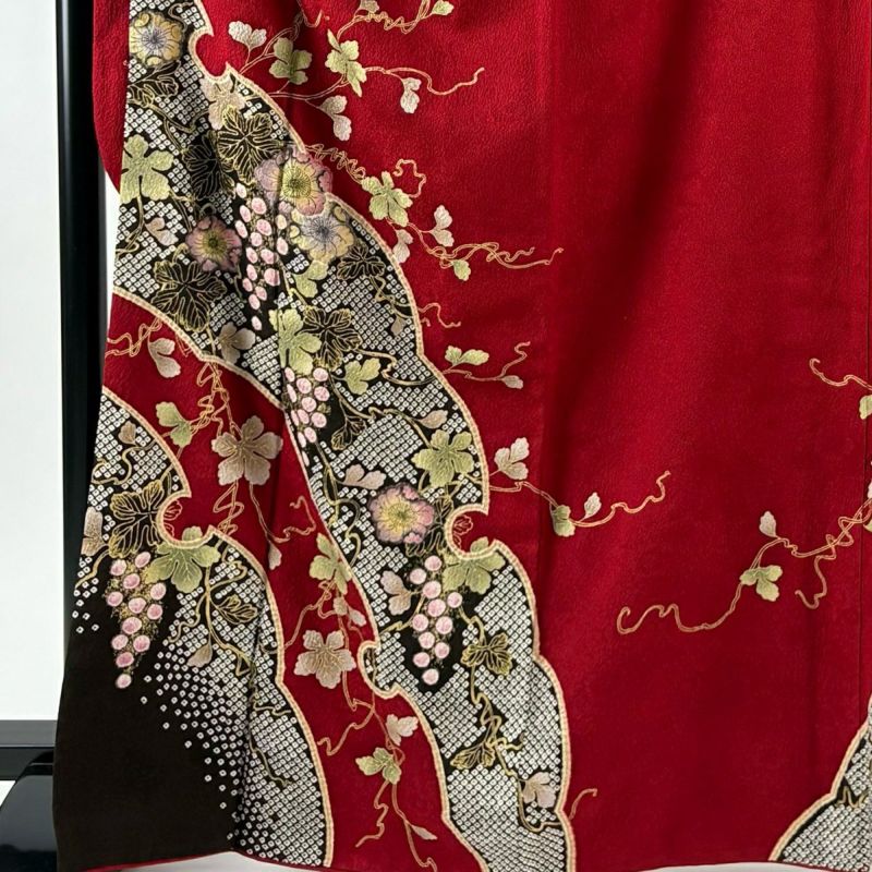 振袖フルセット 身丈161裄65 色無地 赤 葡萄茶色 鈴乃屋扱い 成人式 逸品 振袖 身丈167cm 裄丈66.5cm M 袷 鈴乃屋 葡萄 雪輪 絞り 金彩 赤 正絹