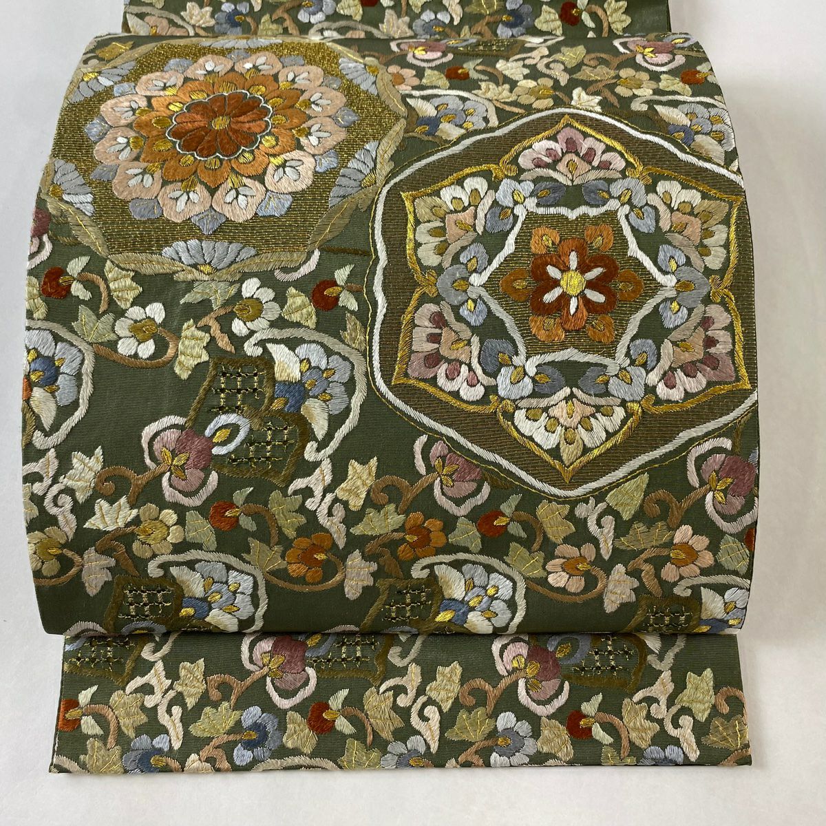 袋帯 逸品 華文 草花 相良刺繍 クリーム 六通 正絹｜中古・古着