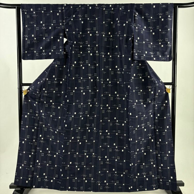 紬 身丈164cm 裄丈66cm M 単衣 井桁絣 ツバメ 紺色 正絹 秀品｜中古