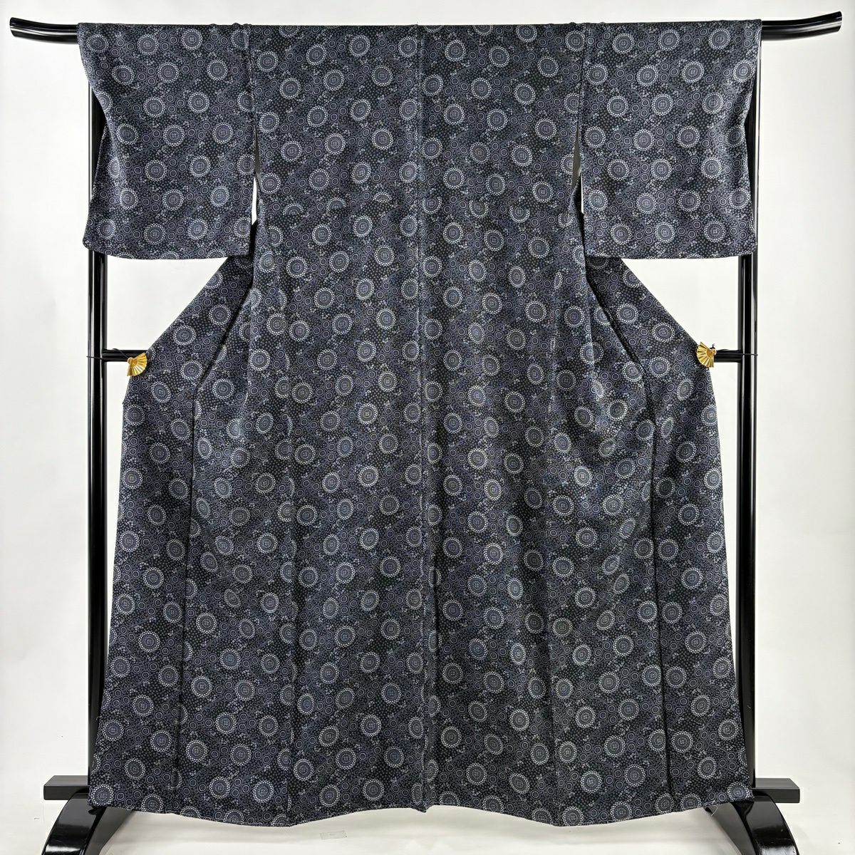 未使用　正絹　袷　紬地小紋　幾何学模様　身丈（肩から）164.5㎝ 美品】 小紋 身丈157.5cm 裄丈64cm M 袷 紬地 幾何学模様 墨色 正絹