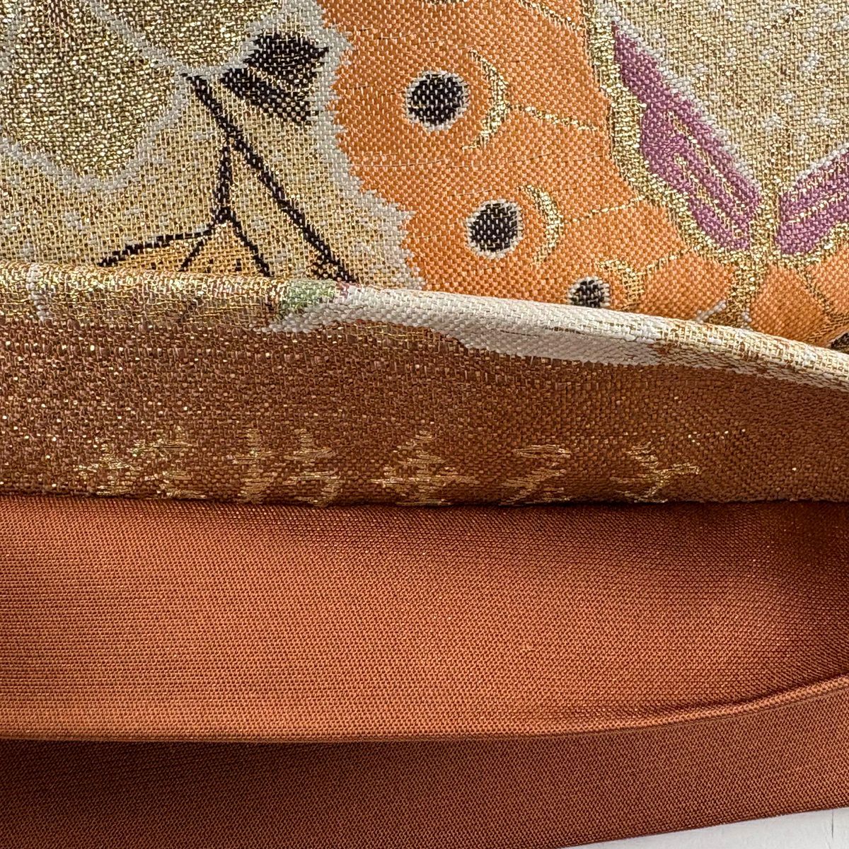 ナオミイングルビー様［3137］袋帯 美品 吉祥絵巻 鞠草花金糸六通正絹着物黒地 美品】 袋帯 秀品 蝶 草花 金糸 箔 薄オレンジ お太鼓柄 正絹｜中古