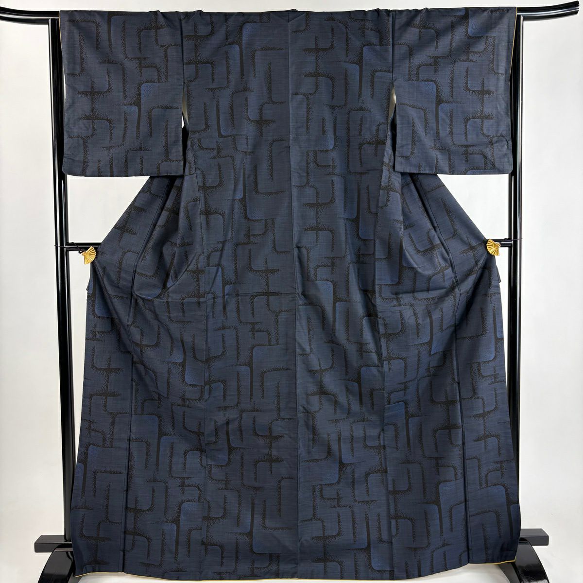 大島紬 身丈168cm 裄丈65cm M 袷 純泥染 証紙あり 幾何学 紺色 正絹 秀