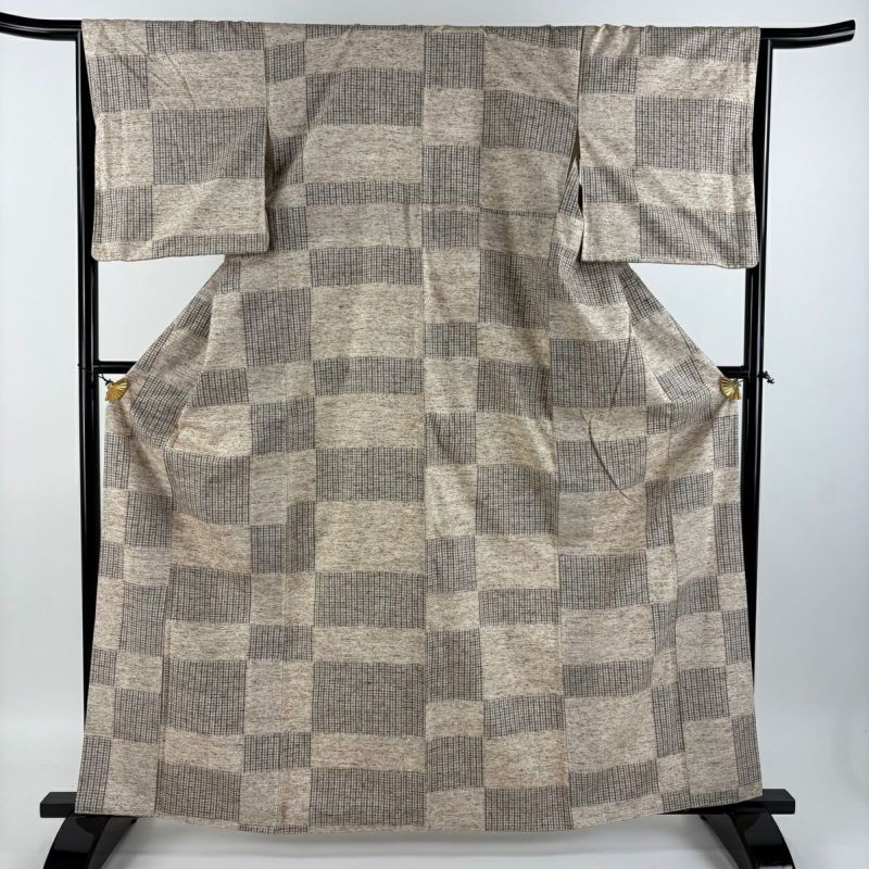 【10％OFF】 M 裄丈65cm 身丈163.5cm 紬 袷 美 正絹 薄茶色 格子 変わり市松 着物・浴衣