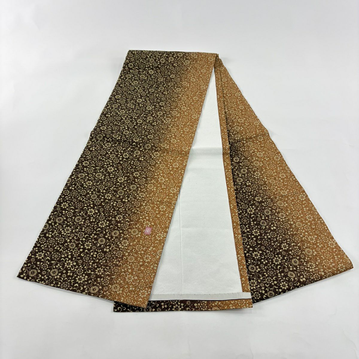 美品】 開き名古屋帯 秀品 落款あり 花唐草 茶色 正絹｜中古・古着
