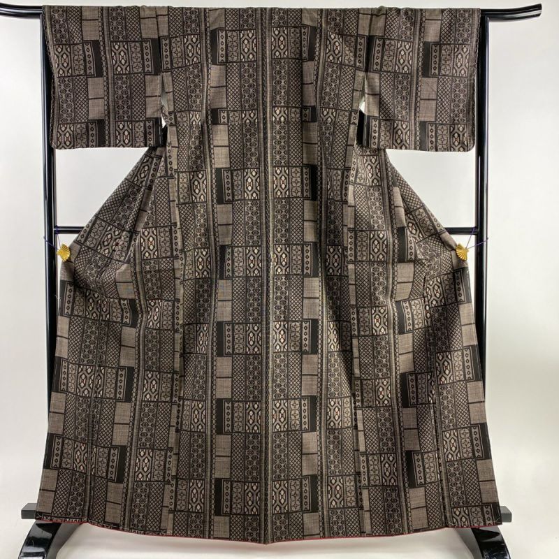 紬 身丈165cm 裄丈66.5cm M 袷 有職文様 格子 焦茶色 正絹 美品 秀品｜中古・古着・リサイクル着物通販｜バイセル オンライン