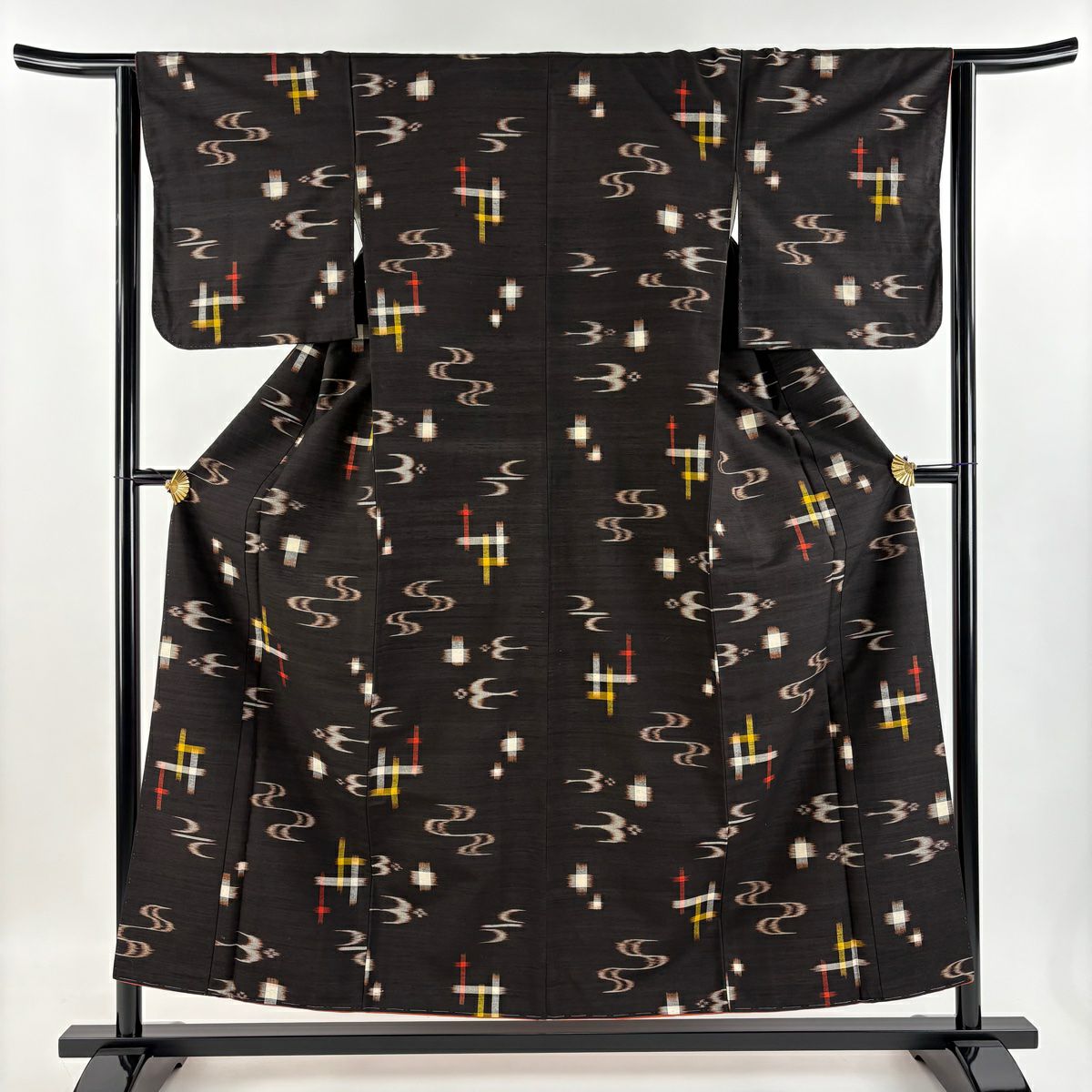 美品】 紬 身丈165.5cm 裄丈65cm M 袷 本場古琉球絣 燕 十字絣 黄土色