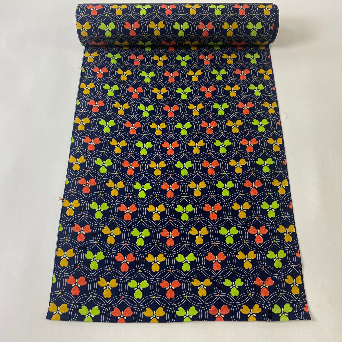 名古屋帯 美品 名品 落款あり 七宝華文 蝶 伊勢型染 濃紺 正絹 名古屋帯 美品 名品 落款あり 七宝華文 蝶 伊勢型染 濃紺 正絹