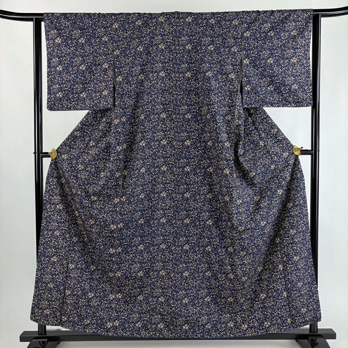 美品】 小紋 身丈158.5cm 裄丈63cm S 袷 幾何学模様 花 紬地 紺色 正絹