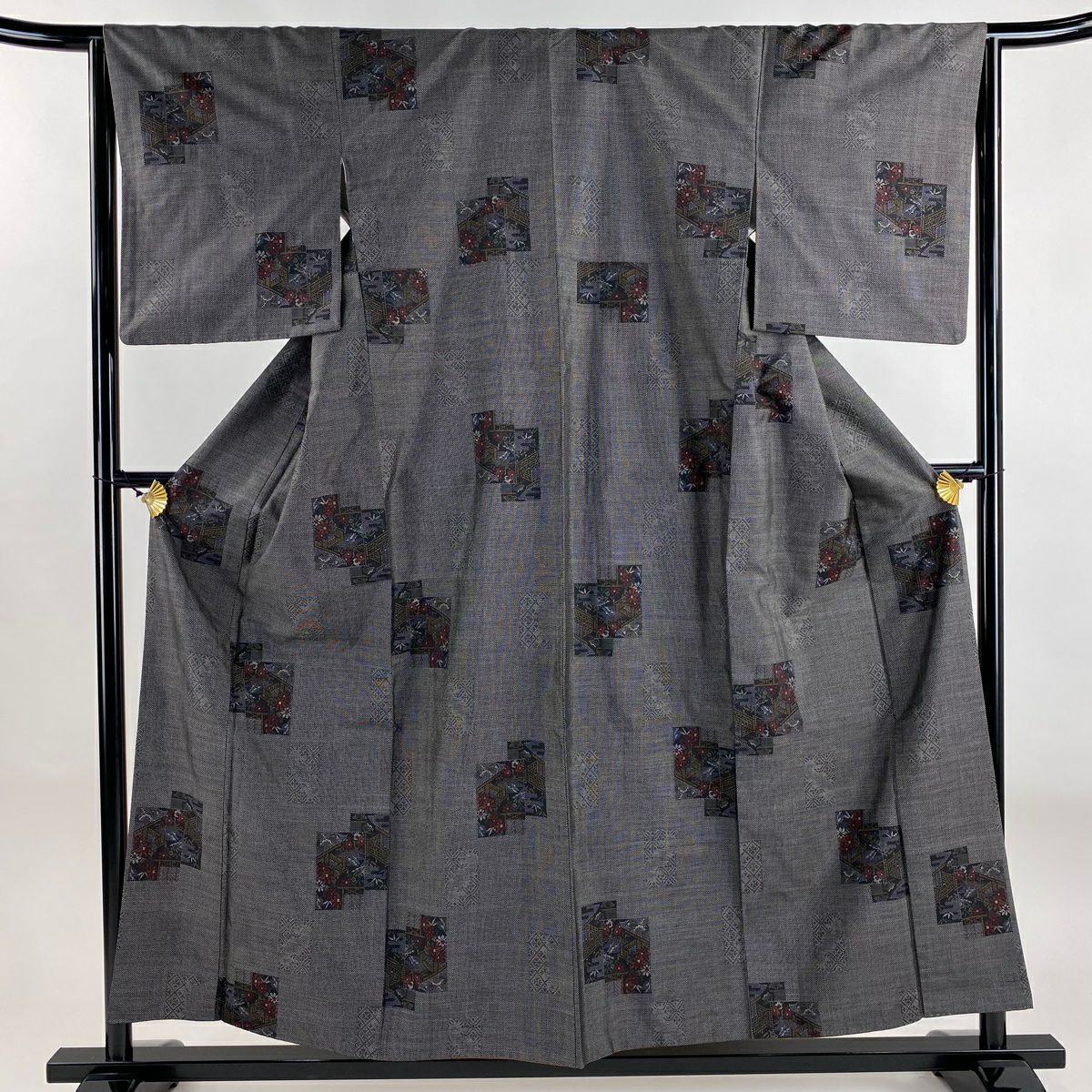 紬 身丈159.5cm 裄丈64cm M 袷 バチ衿 草花 菱 黒灰 正絹 優品｜中古