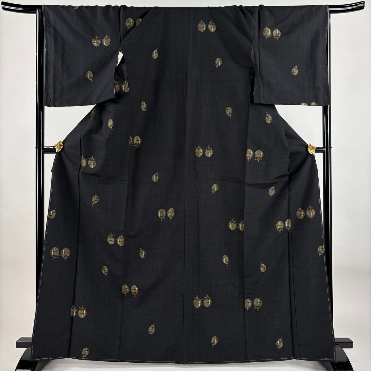 美品】 紬 身丈160cm 裄丈63.5cm S 袷 幾何学 墨色 正絹 秀品｜中古