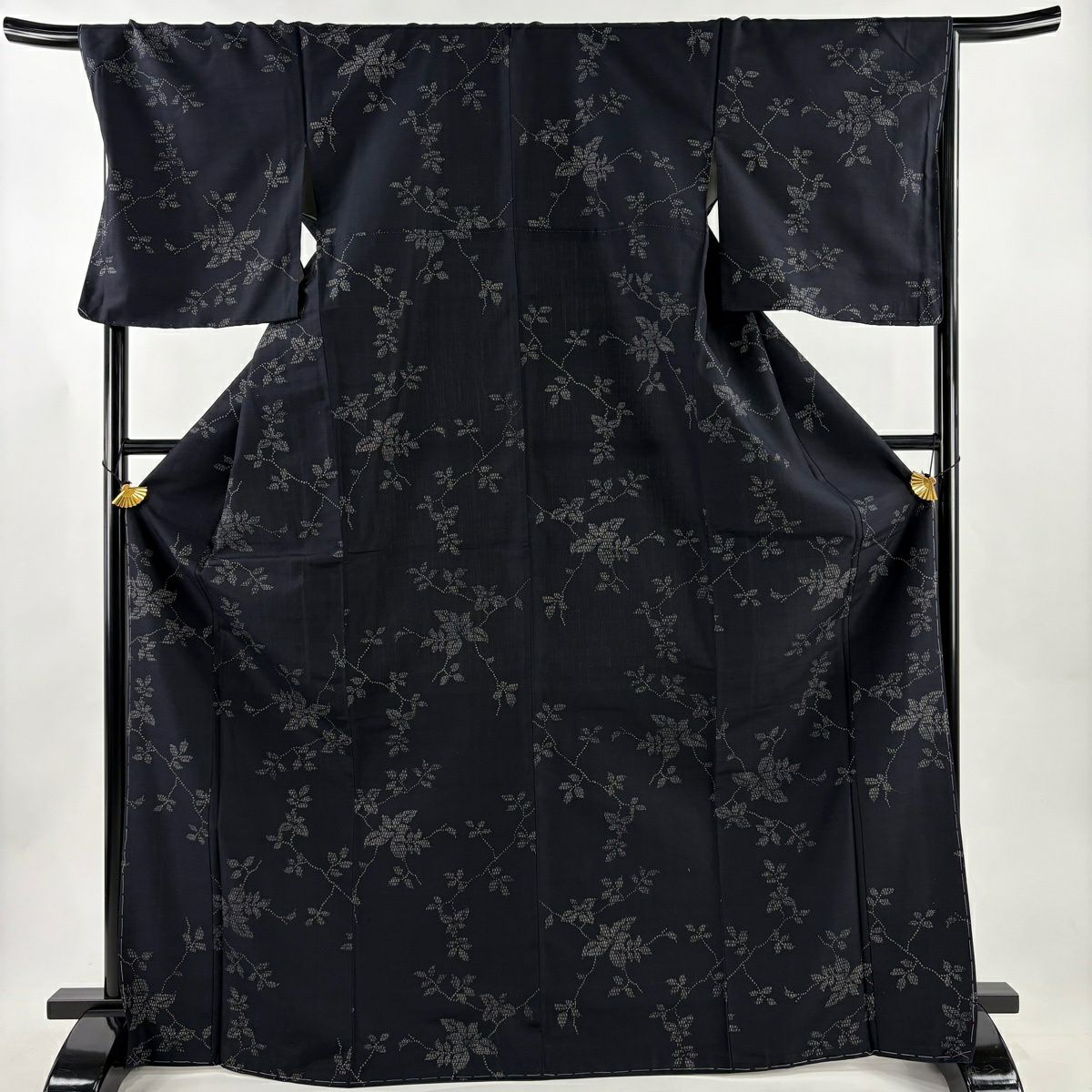 紬 身丈171cm 裄丈70cm L 袷 ひおうぎ紬 枝葉 黒 正絹 秀品｜中古