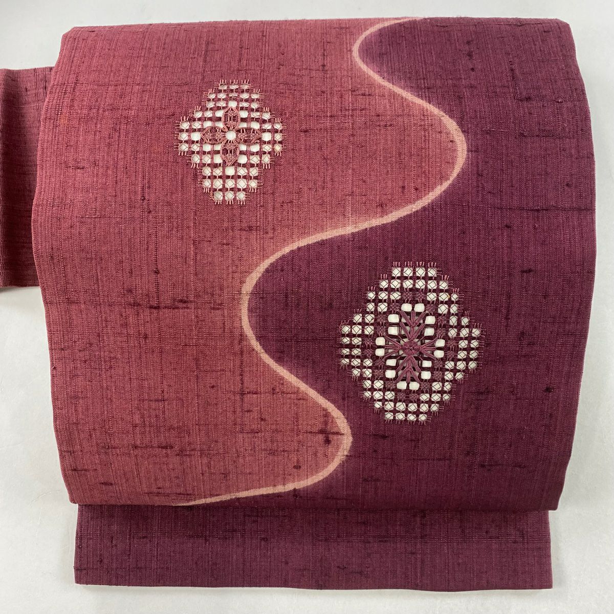 名古屋帯 美品 秀品 紬地 花 刺繍 赤紫 正絹|中古・古着 名古屋帯 美品 秀品 紬地 花 刺繍 赤紫 正絹|中古・古着