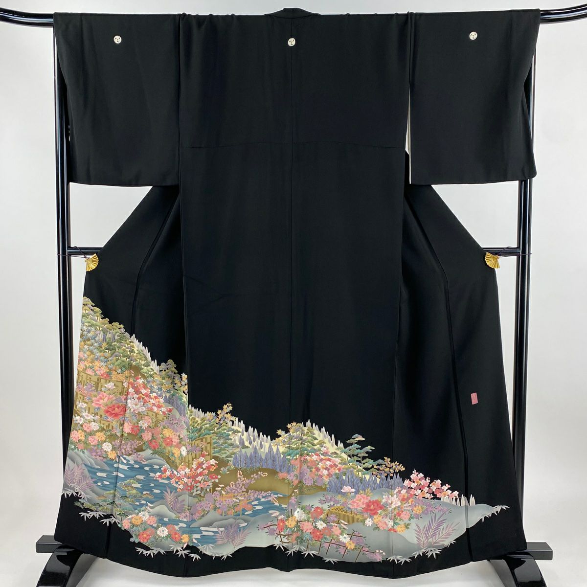 2819 黒留袖 花柄　家紋付き　身丈160㌢ 裄66㌢ しつけ糸付き 2819 黒留袖 花柄 家紋付き 身丈160㌢ 裄66㌢ しつけ糸付き