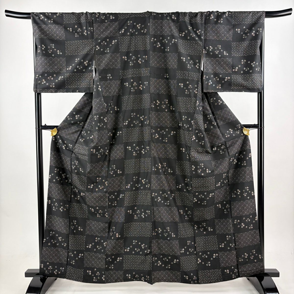 未使用　正絹　袷　紬地小紋　幾何学模様　身丈（肩から）164.5㎝ 未使用 正絹 袷 紬地小紋 幾何学模様 身丈（肩から）164.5㎝