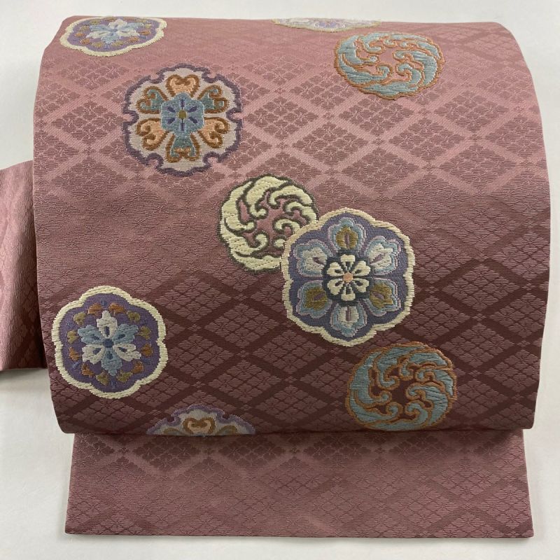 正絹 名古屋帯 弥栄織物謹製 茶紫 ヨーロピアン唐草図案 未使用品 逸品 西陣織弥栄織物謹製 九寸名古屋帯「唐草に唐花」 | 販売着物商品