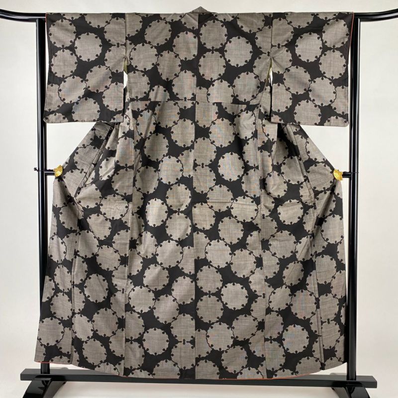 袷 黒地 伊乎乃紬 身幅広め 美品 最終価格 紬 身丈158cm 裄丈62.5cm S 袷 雪輪 焦茶色 正絹 美品 秀品