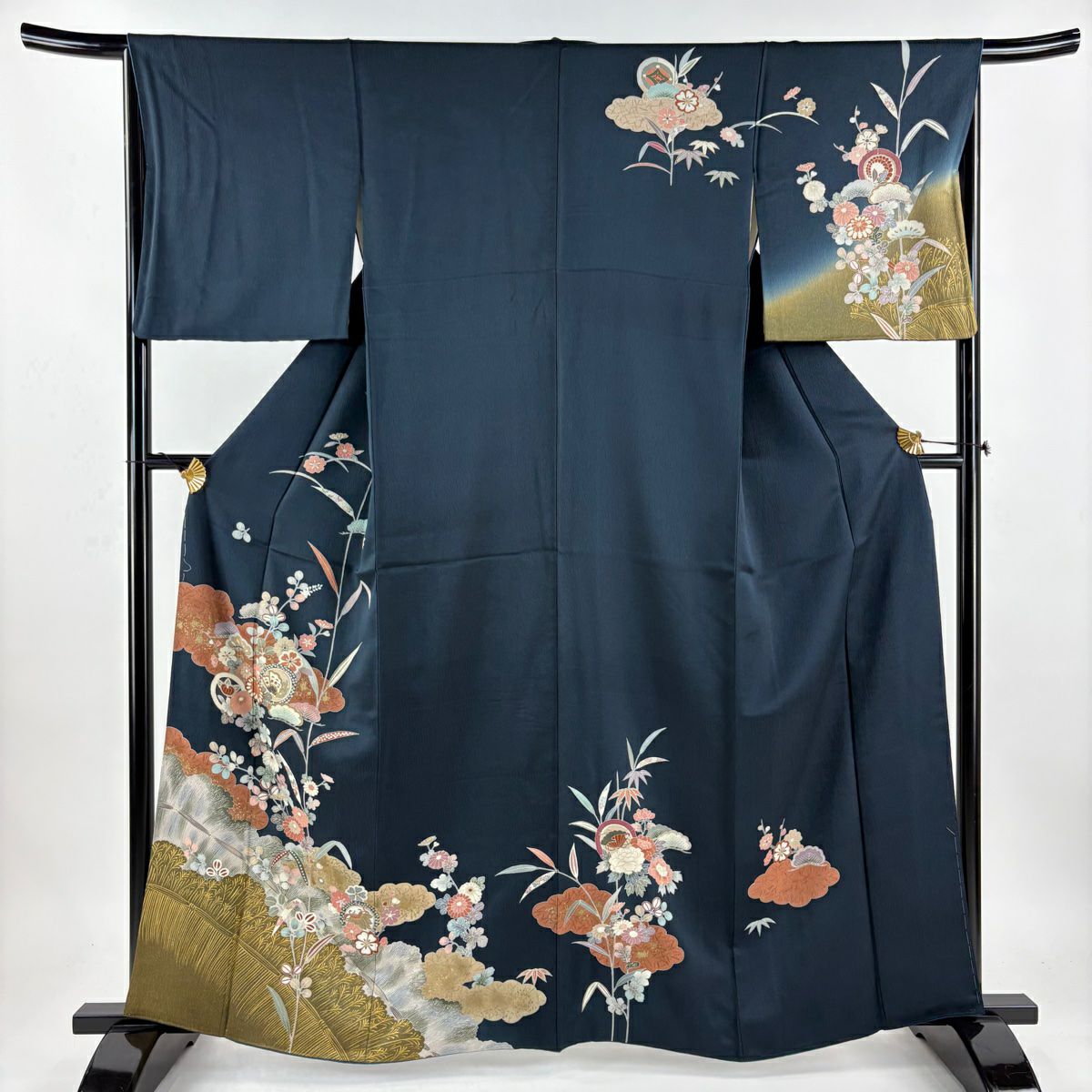 美品　しつけ付き　未使用　正絹　青紫縮緬　椿文様小紋着物　身丈161裄丈65.5 付下げ 身丈164cm 裄丈66cm M 袷 落款あり 段縞 幾何学 銀通し
