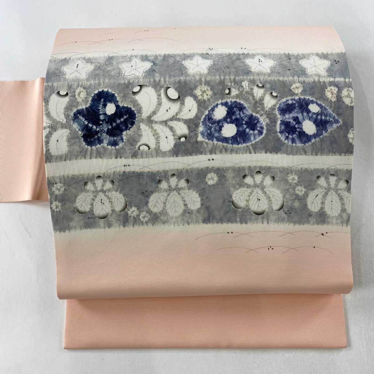 名古屋帯 美品 秀品 紬地 草花 菱 刺繍 絞り 灰色 正絹 ｜中古