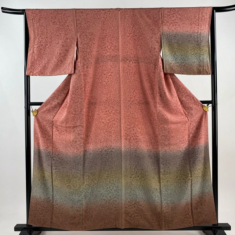 高級 付け下げ 正絹 袷 刺繍 サーモンピンク 暈し染め 地紋 付下げ 袷 正絹 桜色 ピンク 金駒刺繍 身丈156.5裄62.5 - メルカリ