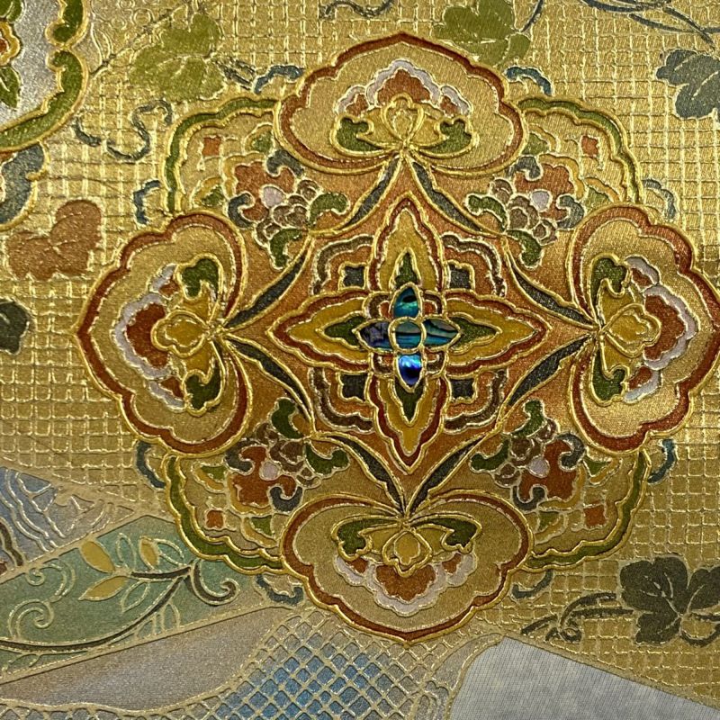 袋帯 金箔 螺鈿箔 美しい 素敵なデザイン お太鼓柄 正絹 AO-3948 袋帯 秀品 菊 流水 螺鈿箔 金銀彩 焦茶色 お太鼓柄 正絹｜中古