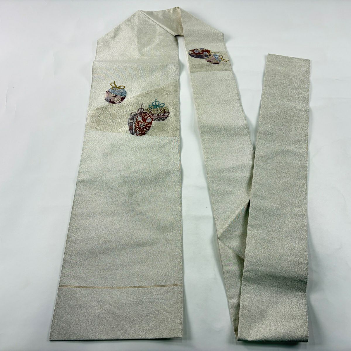 美品】 名古屋帯 秀品 八寸名古屋帯 お仕覆 草花 刺繍 銀糸 クリーム