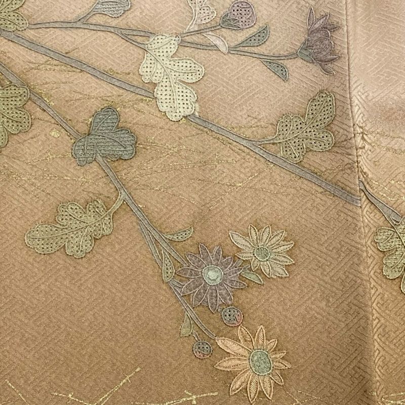付下げ 身丈155cm 裄丈63cm S 袷 やまと 菊 松葉 刺繍 金彩 薄茶