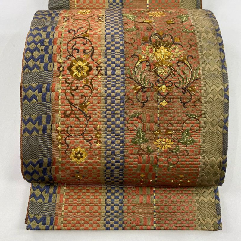 袋帯 正絹 刺繍にコマ 素敵な色味 お太鼓 U-980 袋帯 秀品 幾何学模様 草花 金糸 刺繍 赤茶 お太鼓柄 正絹｜中古