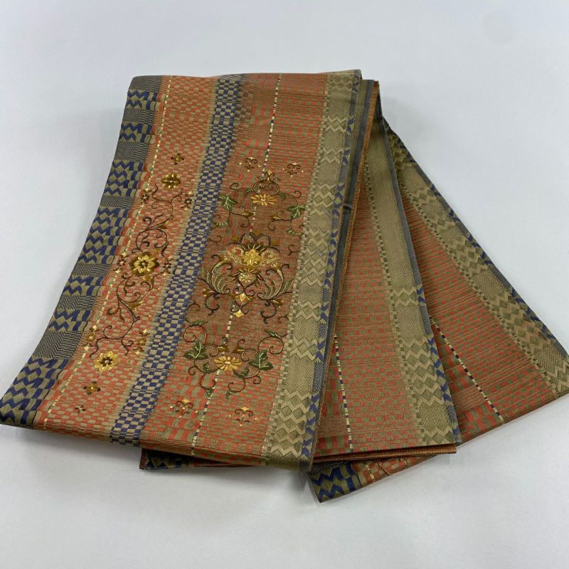 袋帯 正絹 刺繍にコマ 素敵な色味 お太鼓 U-980 袋帯 秀品 幾何学模様 草花 金糸 刺繍 赤茶 お太鼓柄 正絹｜中古