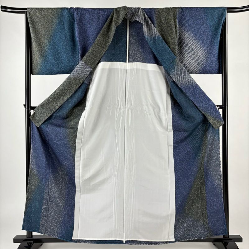 紬単衣（微格子文）裄66,5 シンプル系　正絹美品 小紋 身丈155cm 裄丈62cm S 単衣 縞 絞り 灰紫 正絹 美品 名品