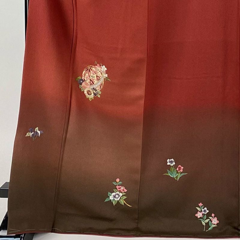 付下げ 身丈169.5cm 裄丈70cm L 袷 手鞠 草花 刺繍 金糸 茜色