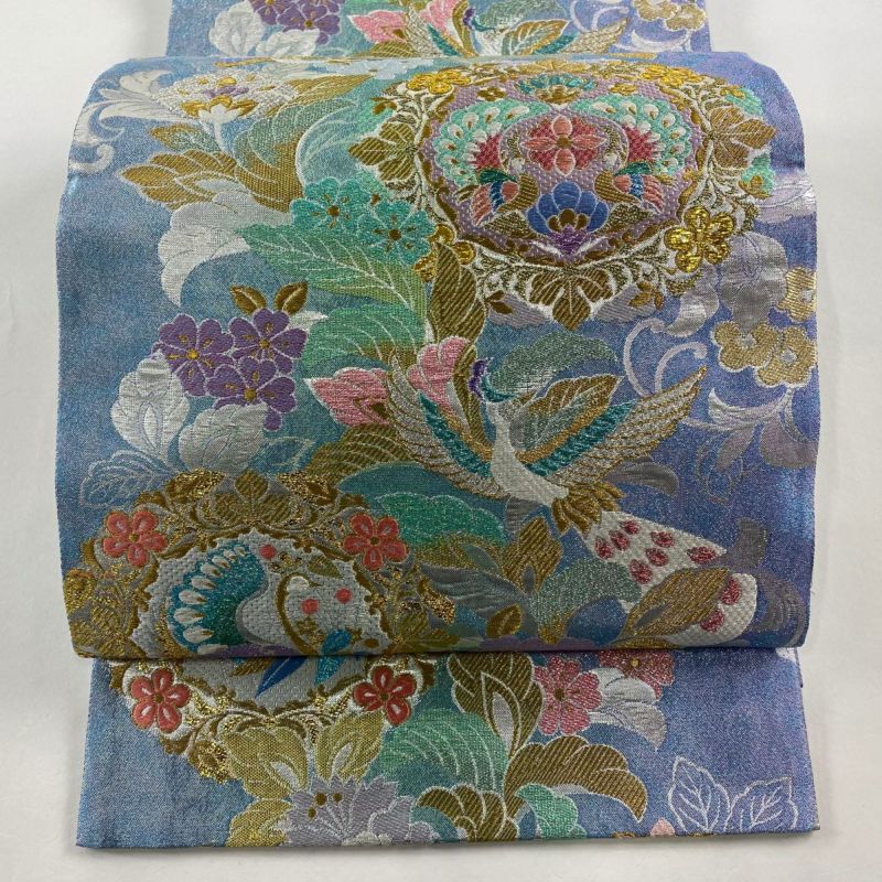 袋帯 美しい金彩の地紋に古典柄の花 正絹 AO-4106 袋帯 美品 秀品 草花 孔雀 金糸 箔 青紫 六通 正絹｜中古・古着
