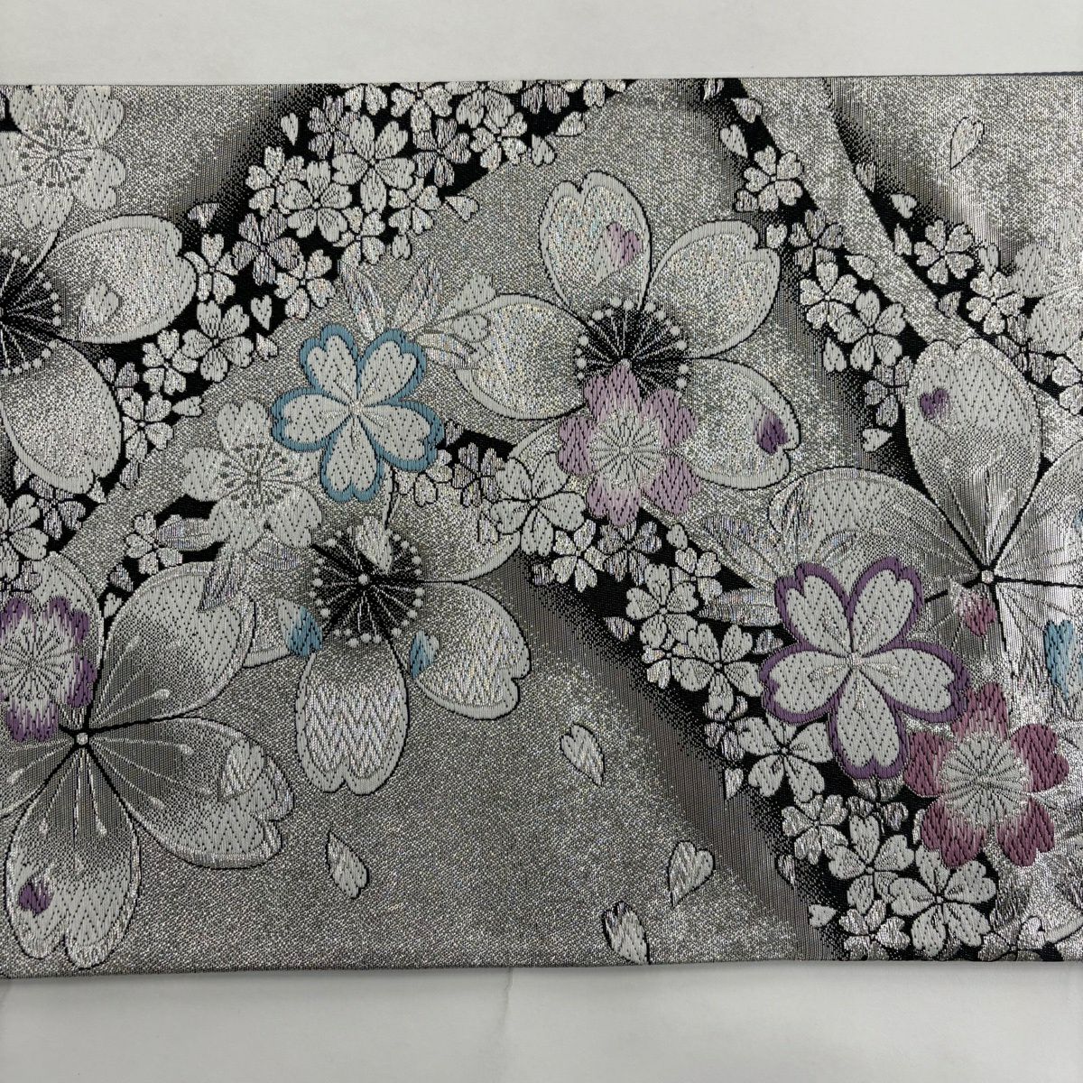 美品】 袋帯 秀品 振袖向き 桜 花びら 銀糸 箔 銀色 六通 正絹｜中古