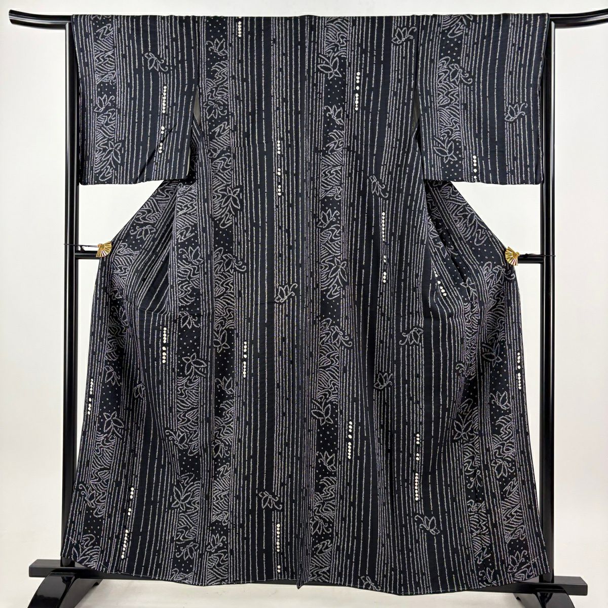 美品】 小紋 身丈158.5cm 裄丈64.5cm M 袷 蝶 縞 絞り 黒 正絹 秀品