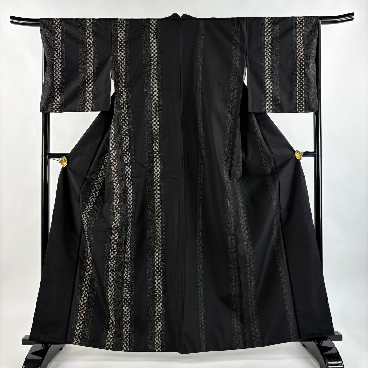 白大島　袷　正絹　草花柄織り出し　身丈154裄62.5サイズ小さめ 白大島 藤絹織物 本場大島紬 草花 白 紺 黄緑 852 | kimono Re:和