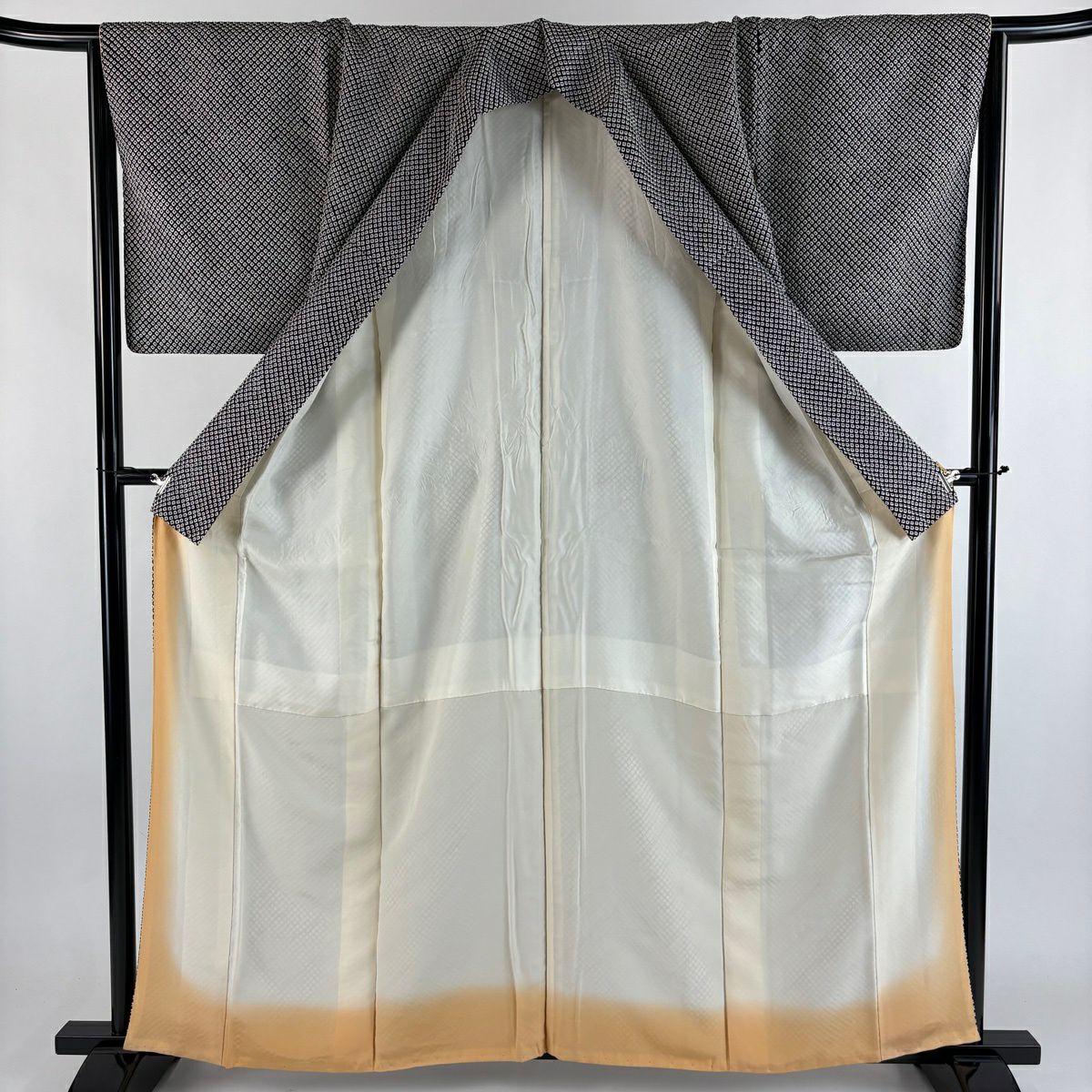 美品】 小紋 身丈160cm 裄丈65cm M 袷 総絞り 黒 正絹 秀品｜中古