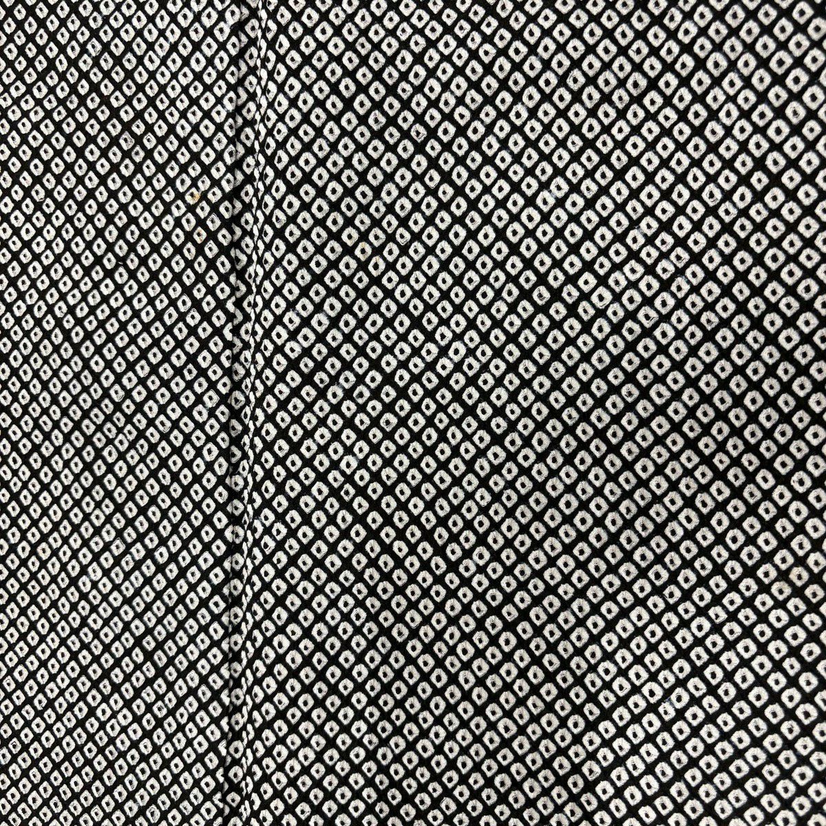 美品】 小紋 身丈160cm 裄丈65cm M 袷 総絞り 黒 正絹 秀品｜中古