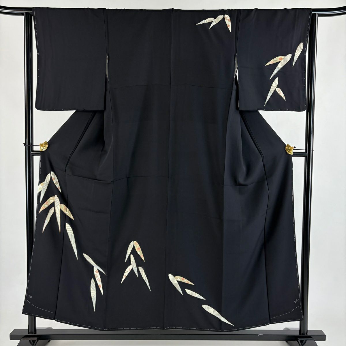 付け下げ　訪問着　刺繍　金彩加工　美品　黒　身丈157 ル-3 訪問着 身丈158.5cm 裄丈65.5cm M 袷 蝶 梅 縮緬 黒 正絹 名品 中古