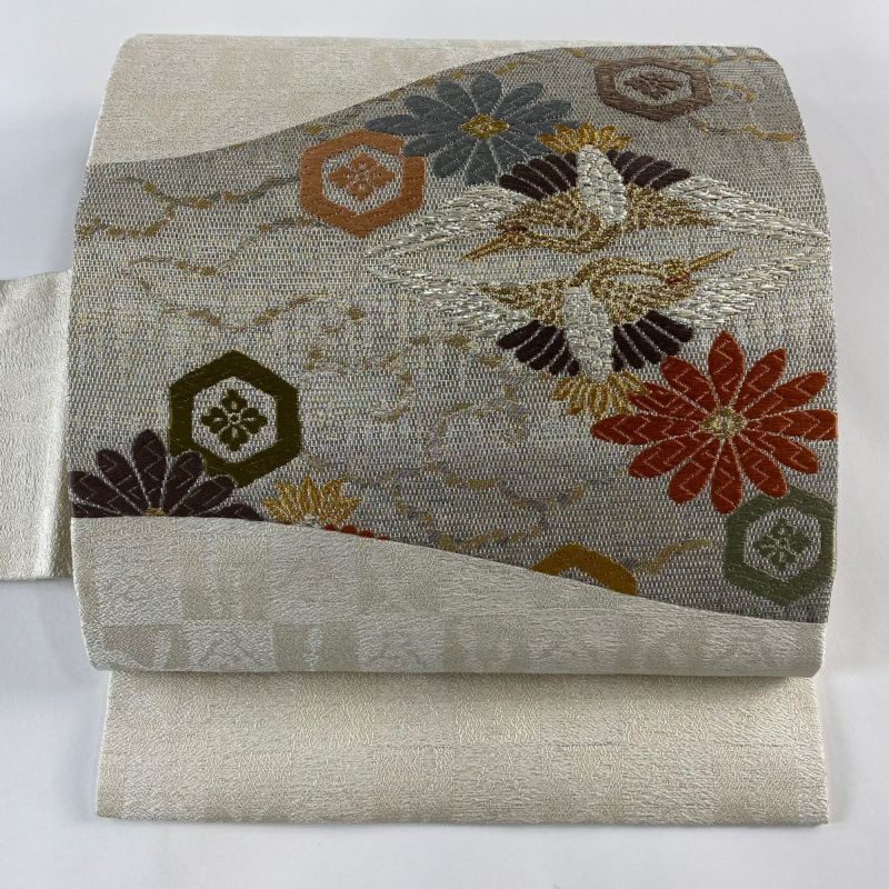 名古屋帯 美品 逸品 向かい鶴 亀甲 箔 唐織 灰白 正絹｜中古