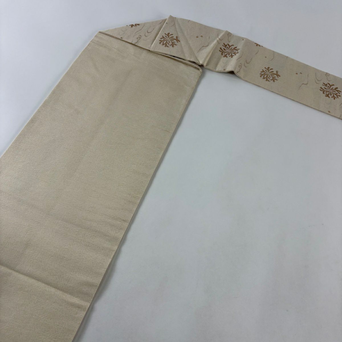 美品】 名古屋帯 秀品 紬地 草花 流水 金銀糸 クリーム 正絹｜中古